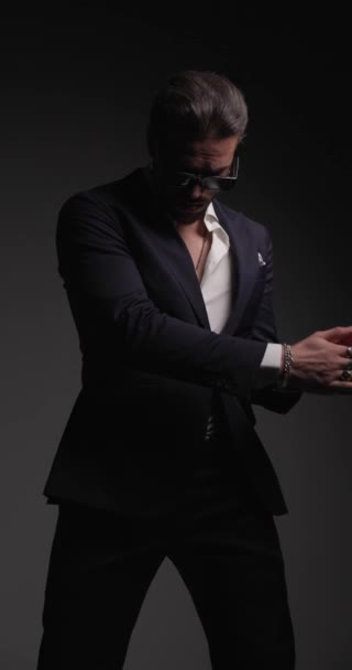 Vídeo Vertical Hombre Elegante Sexy Con Gafas Sol Cogidas Mano — Vídeo de stock