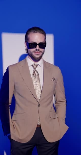 Vidéo Verticale Cool Homme Mode Avec Des Lunettes Soleil Tenant — Video