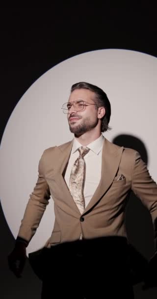 Stilig Mode Gentleman Med Glasögon Hålla Händerna Fickor Gnugga Handflator — Stockvideo