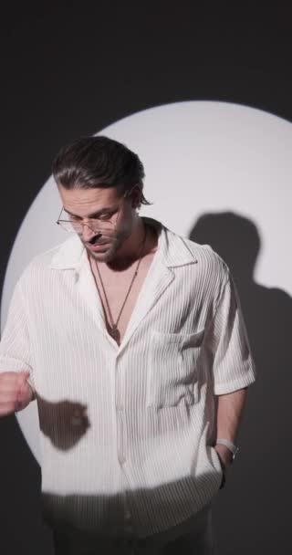 Przystojny Brodaty Mężczyzna Rozgląda Się Regulowanie Okulary Koszula Podczas Pozowania — Wideo stockowe