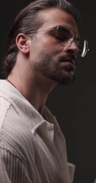 Vídeo Vista Lateral Homem Barbudo Sexy Com Óculos Olhando Para — Vídeo de Stock
