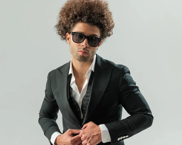 Retrato Atractivo Hombre Clase Alta Con Camisa Cuello Abierto Gafas — Foto de Stock