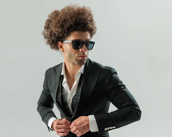 Sexig Elegant Man Med Solglasögon Tittar Sidan Och Knäppning Smoking — Stockfoto