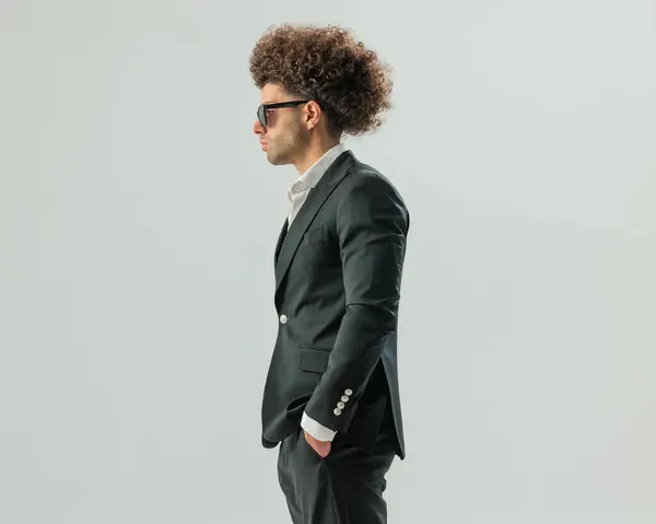 Vista Lateral Del Hombre Elegante Con Pelo Afro Gafas Sol — Foto de Stock