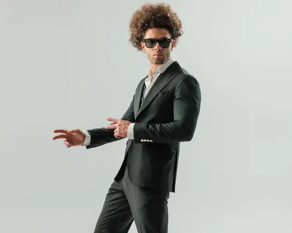 Elegante Hombre Negocios Esmoquin Negro Con Gafas Sol Apuntando Con — Foto de Stock