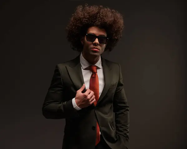 Porträtt Sexig Ung Man Med Solglasögon Justera Kostym Och Hålla — Stockfoto