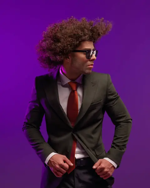 一个性感的男人 戴着太阳镜 在紫色的背景面前 穿着紧身衣 — 图库照片