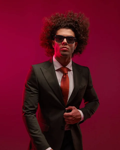 Porträtt Elegant Ung Man Med Solglasögon Knäppning Svart Kostym Och — Stockfoto