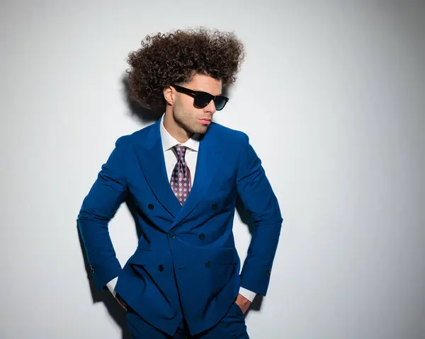 Homme Affaires Mode Cool Avec Longs Cheveux Afro Lunettes Soleil — Photo