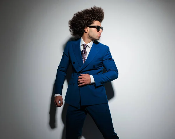 Cool Homme Mode Avec Des Cheveux Afro Des Lunettes Soleil — Photo