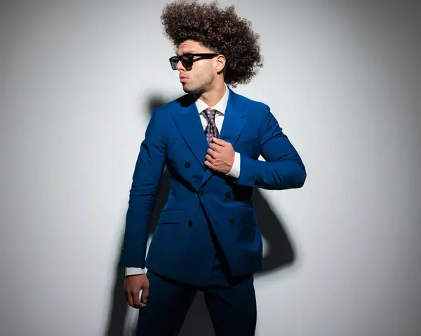 Cooler Modemann Mit Sonnenbrille Zur Seite Blickend Und Blauem Anzug — Stockfoto