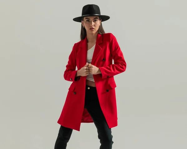 Крутая Модная Женщина Шляпе Закрывающей Корректирующей Красное Пальто Уверенно Позируя — стоковое фото