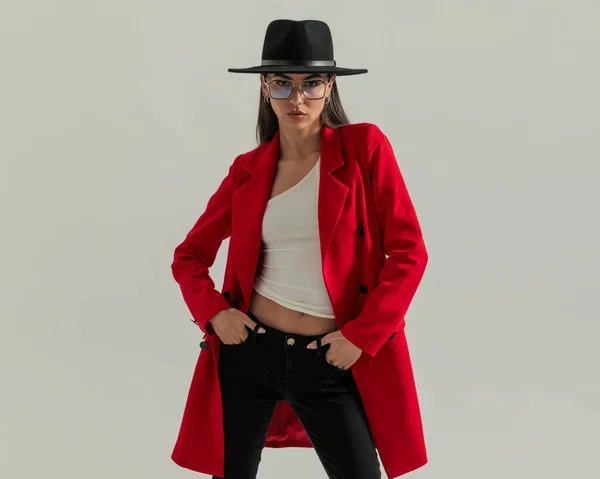 Coussin Femme Confiant Avec Chapeau Manteau Rouge Tenant Les Mains — Photo