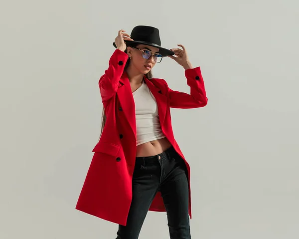 Привлекательная Случайная Женщина Очках Регулируя Шляпу Глядя Сторону Время Ношения — стоковое фото