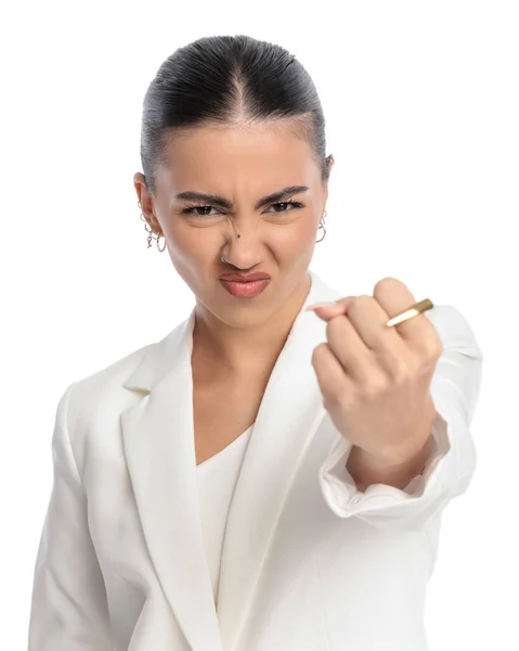 Wütende Elegante Geschäftsfrau Weißen Anzug Mit Fäusten Und Schlägen Vor — Stockfoto