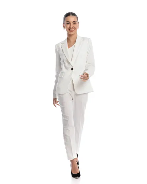 Image Complète Corps Femme Affaires Élégante Costume Blanc Souriant Marchant — Photo
