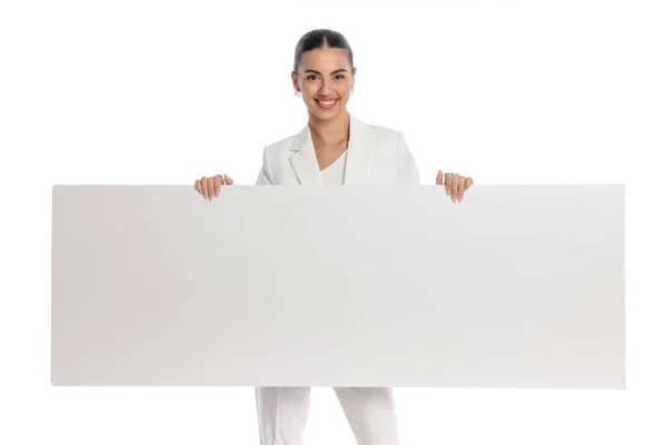 Glückliche Schöne Frau Weißen Anzug Zeigt Leeres Brett Und Lächelt — Stockfoto