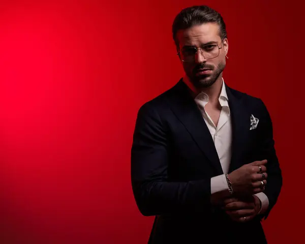 Sexig Elegant Affärsman Med Glasögon Fastställande Skjorta Ärmar Och Ser — Stockfoto