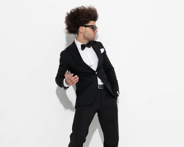 Cool Mode Affärsman Svart Smoking Med Solglasögon Tittar Sidan Och — Stockfoto
