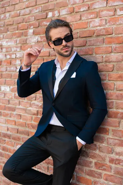 Sexy Elegante Homem Com Óculos Sol Segurando Mão Bolso Olhando — Fotografia de Stock