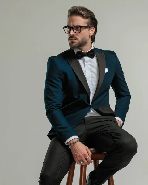 Bearded Fashion Man Glasses Looking Side Holding Hand Pocket While — Stock Photo, Image