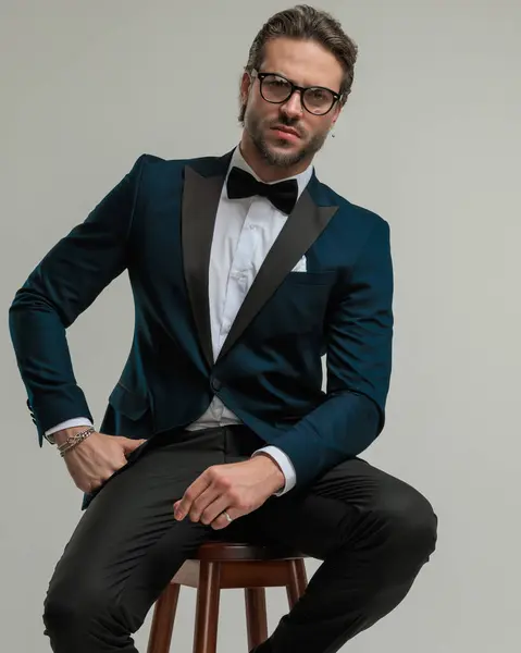 Elegant Fashion Man Glasses Holding Elbow Thigh Posing While Sitting — Stock Photo, Image