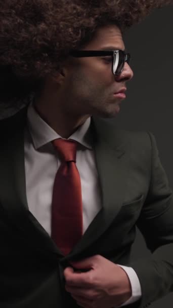 Sexy Kręcone Włosy Człowiek Okulary Przeciwsłoneczne Patrząc Bok Zapinanie Garnitur — Wideo stockowe