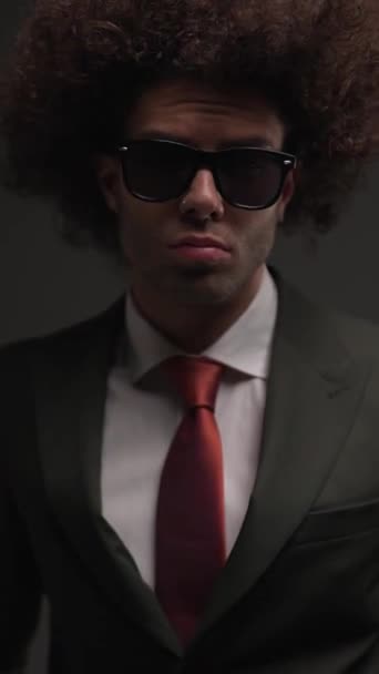 Sexy Biznesmen Eleganckim Czarny Garnitur Czerwony Krawat Trzymając Się Ręce — Wideo stockowe