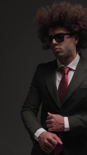 Šťastný Elegantní Podnikatel Černém Obleku Pohybu Baví Tančí Přikyvování Schvalování — Stock video