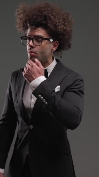 Projekt Wideo Młodego Eleganckiego Mężczyzny Okularach Czarnym Smokingu Dotykającego Twarzy — Wideo stockowe