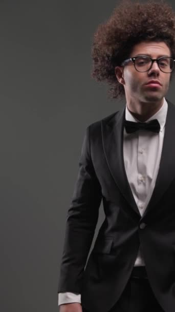 Elegancki Mężczyzna Moda Okularach Trzymając Się Ręce Kieszeniach Patrząc Bok — Wideo stockowe