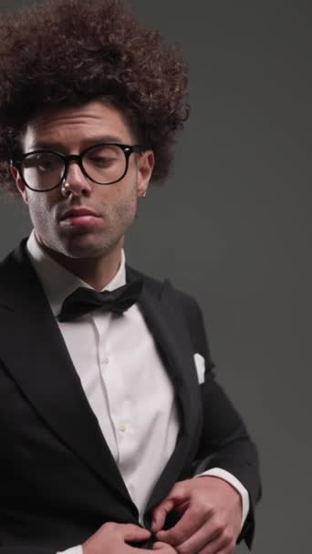 Sexy Elegancki Drużba Okulary Rozpinanie Czarny Smoking Tarcie Dłonie Przed — Wideo stockowe