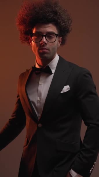 Sexy Biznesmen Czarny Smokingi Okulary Trzymając Ręce Kieszeniach Uśmiechając Się — Wideo stockowe