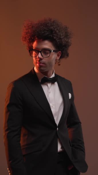 Elegante Novio Moda Con Gafas Cogidas Mano Los Bolsillos Sonriendo — Vídeo de stock
