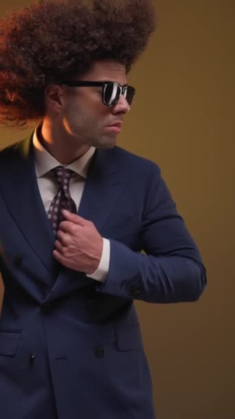Luksusowy Młody Biznesmen Okularach Przeciwsłonecznych Spoglądający Bok Dopasowujący Krawat Trzymający — Wideo stockowe
