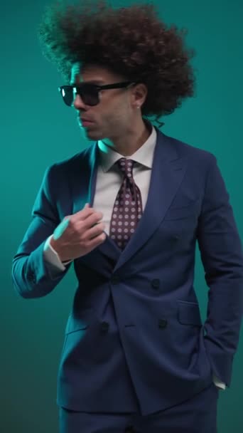 Jovem Empresário Curioso Com Cabelo Encaracolado Ajustando Terno Gravata Olhando — Vídeo de Stock
