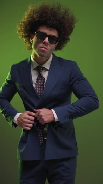 Cooler Eleganter Geschäftsmann Mit Sonnenbrille Die Hände Den Taschen Knopfleiste — Stockvideo