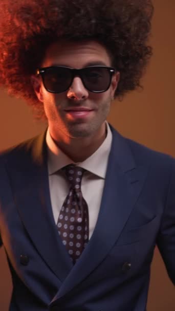 Homem Negócios Elegante Feliz Terno Com Óculos Sol Mãos Dadas — Vídeo de Stock