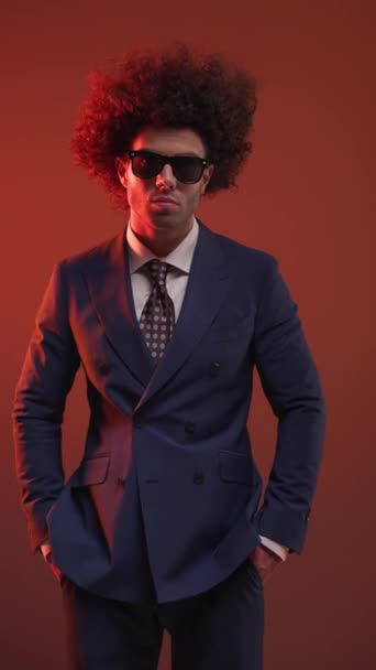 Selbstbewusster Geschäftsmann Anzug Mit Sonnenbrille Die Hände Den Taschen Und — Stockvideo