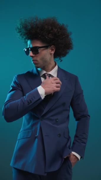 Uomo Moda Fiducioso Cercando Lato Regolazione Vestito Sorridente Essere Cool — Video Stock