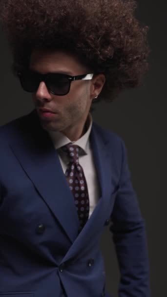 Sexy Eleganter Geschäftsmann Mit Brille Zur Seite Blickend Anzug Arrangierend — Stockvideo