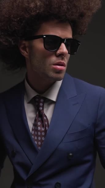Homem Elegante Sensual Com Cabelo Encaracolado Vestindo Terno Óculos Sol — Vídeo de Stock