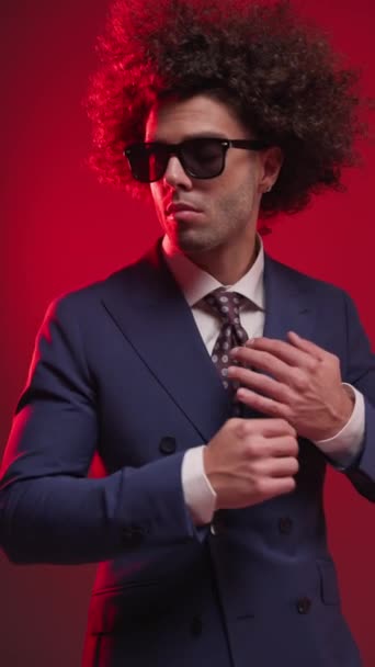 손바닥을 문지르는 섹시한 젊은이의 비디오 측면을보고 빨간색 앞에서 양복과 로봇을 — 비디오