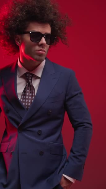 Elegancki Mężczyzna Moda Kręconymi Włosami Rękami Kieszeniach Patrząc Bok Trzymając — Wideo stockowe