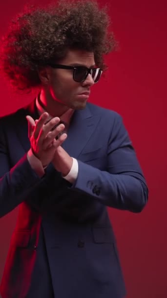 Sexig Elegant Man Med Solglasögon Gnugga Handflator Och Tittar Sidan — Stockvideo