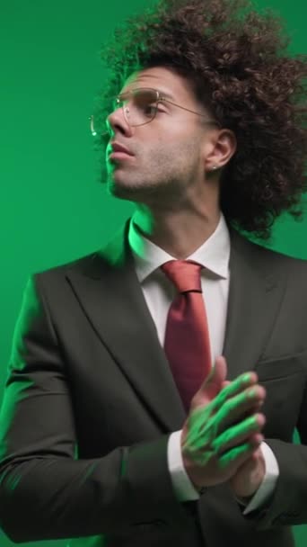 Jeune Homme Confiant Costume Noir Avec Cravate Rouge Regardant Sur — Video