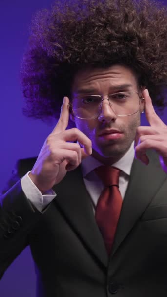 Close Vídeo Belo Empresário Olhando Para Frente Arrumando Óculos Gravata — Vídeo de Stock