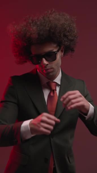 Bonito Elegante Homem Negócios Preto Terno Com Gravata Vermelha Divertindo — Vídeo de Stock