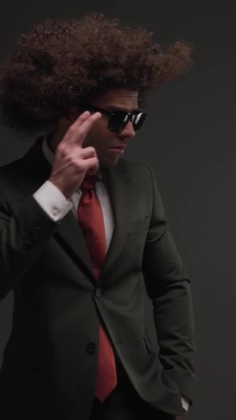 Elegante Hombre Negocios Moda Cogido Mano Bolsillo Ajustando Las Gafas — Vídeo de stock