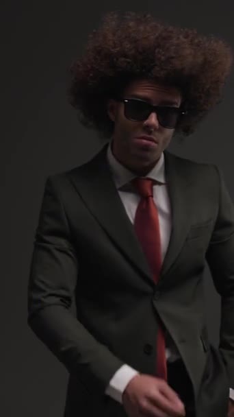 Sexy Curly Cabelo Homem Segurando Mão Bolso Vestindo Terno Preto — Vídeo de Stock